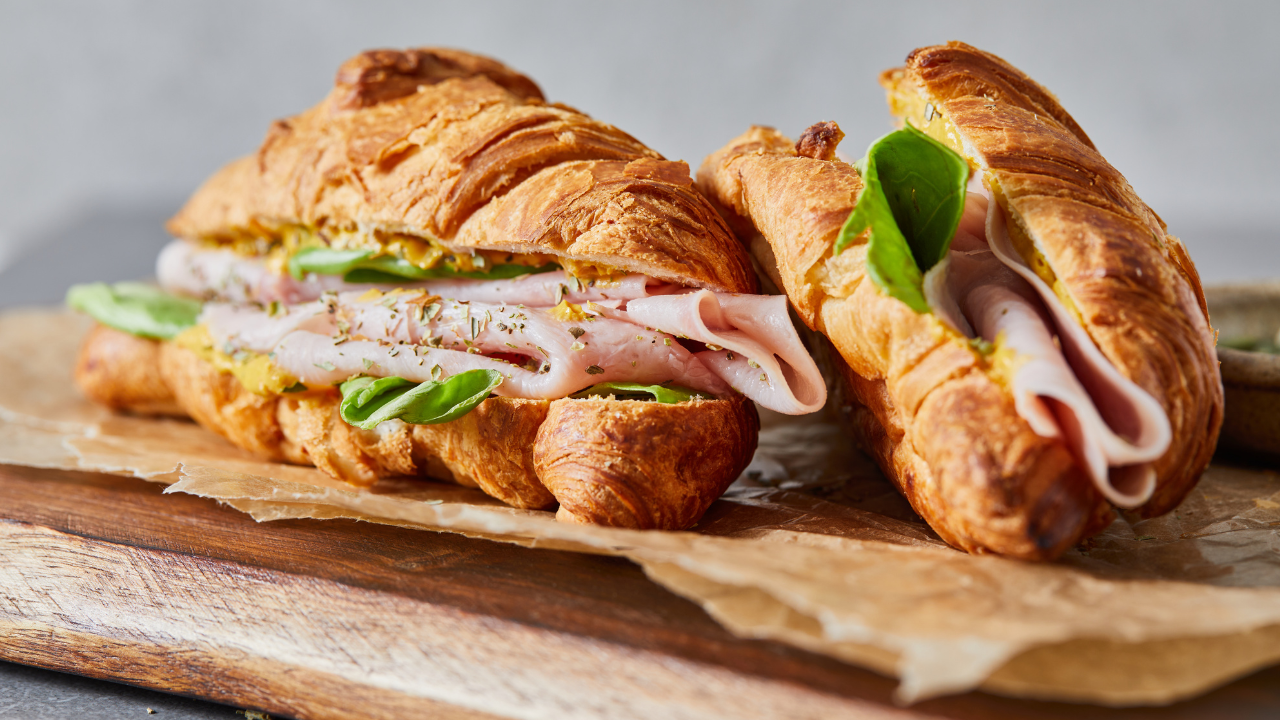 Kubansko-francuski specijalitet: novi „medianoche kroasan sendvič“ hit zime u Majamiju