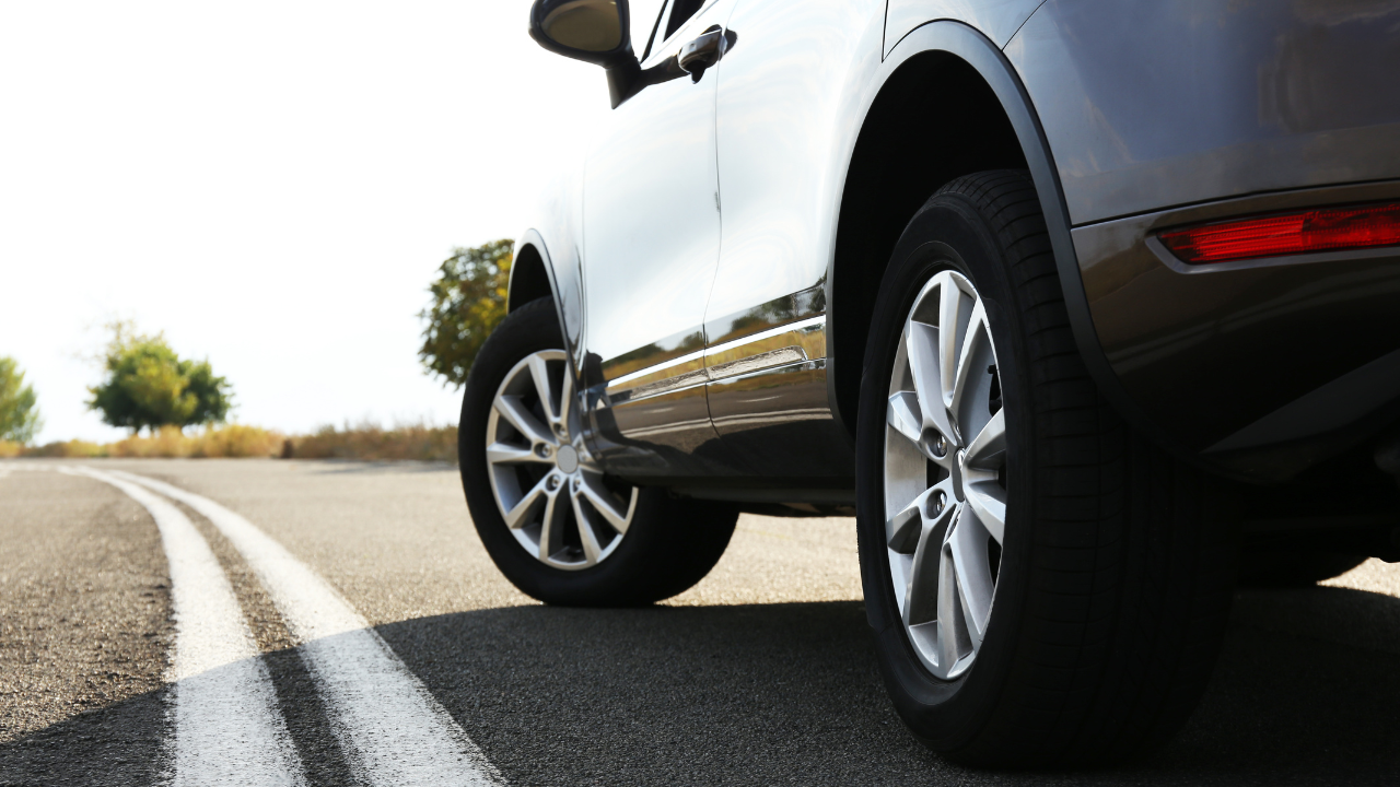 Poslanik na Floridi traži izmene zakona koji kažnjava vozače zbog okvira registarskih tablica