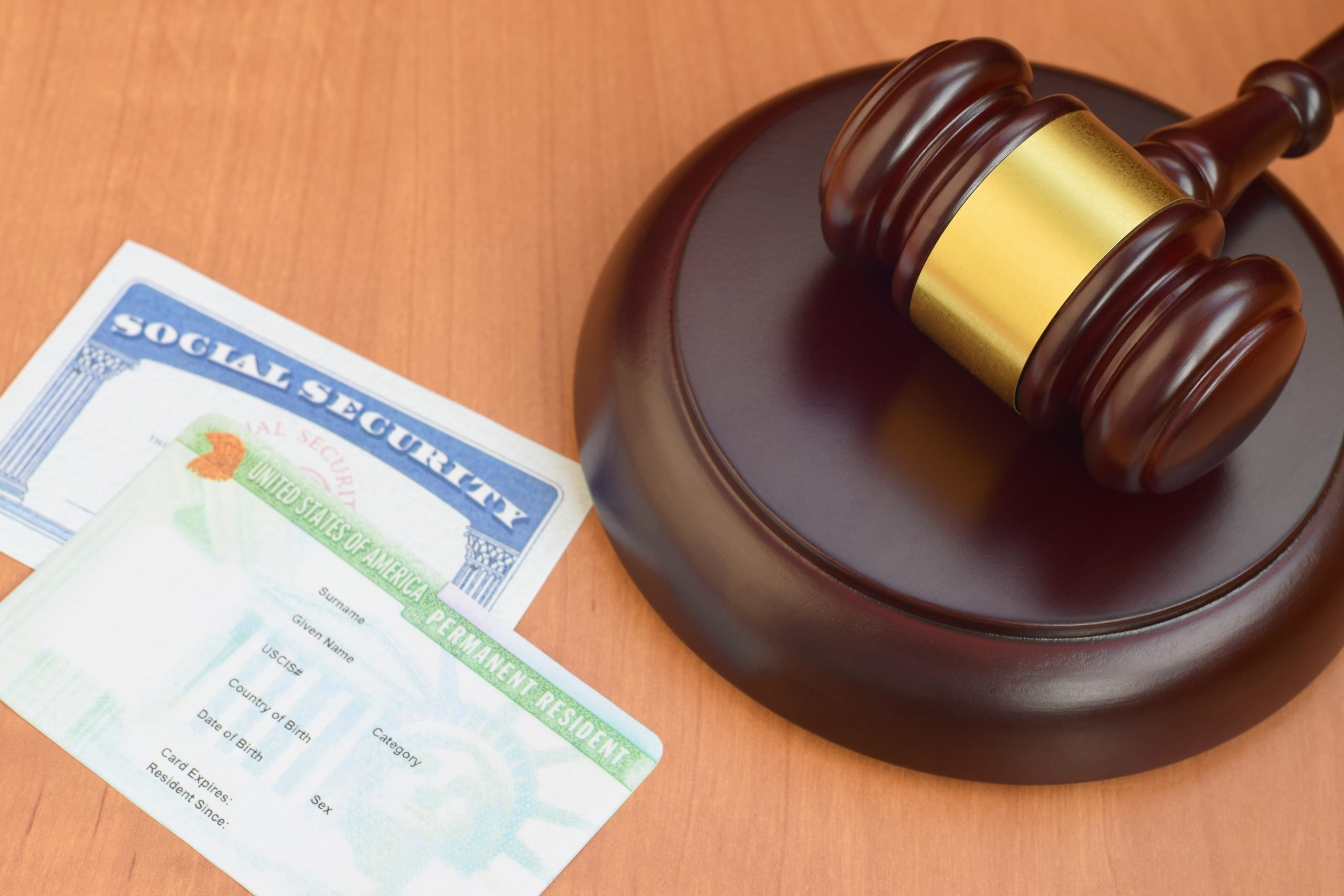 Imigracija pod nadzorom: Kako USCIS koristi društvene mreže za provere