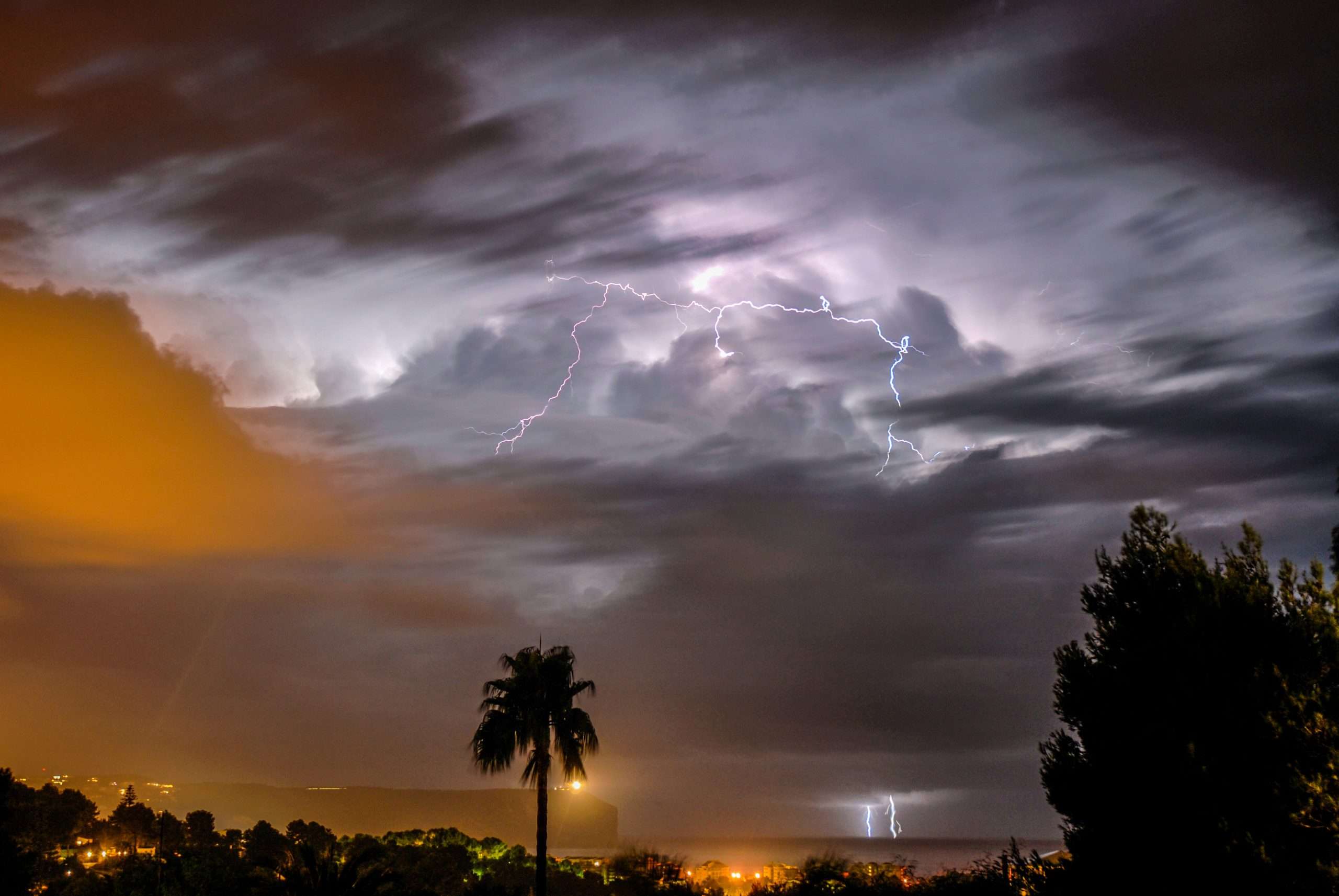 Uragan Erin donosi jake morske struje na istočnoj obali Floride