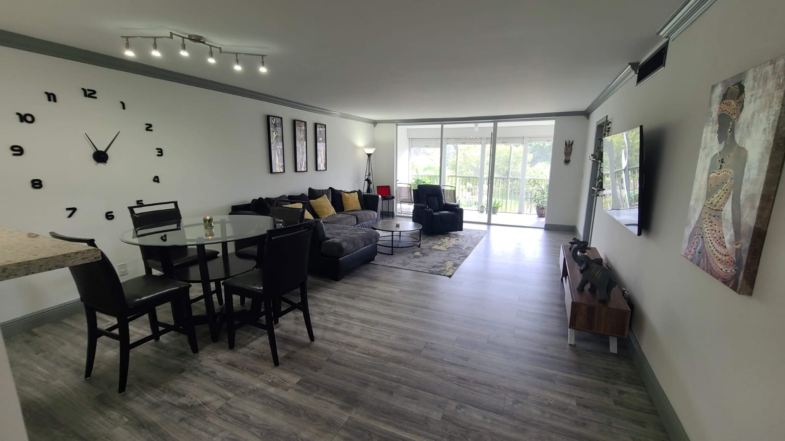 Izdajem potpuno namešten stan - 1500 sqft 3 sobe 2 kupatila u Pompano beachu