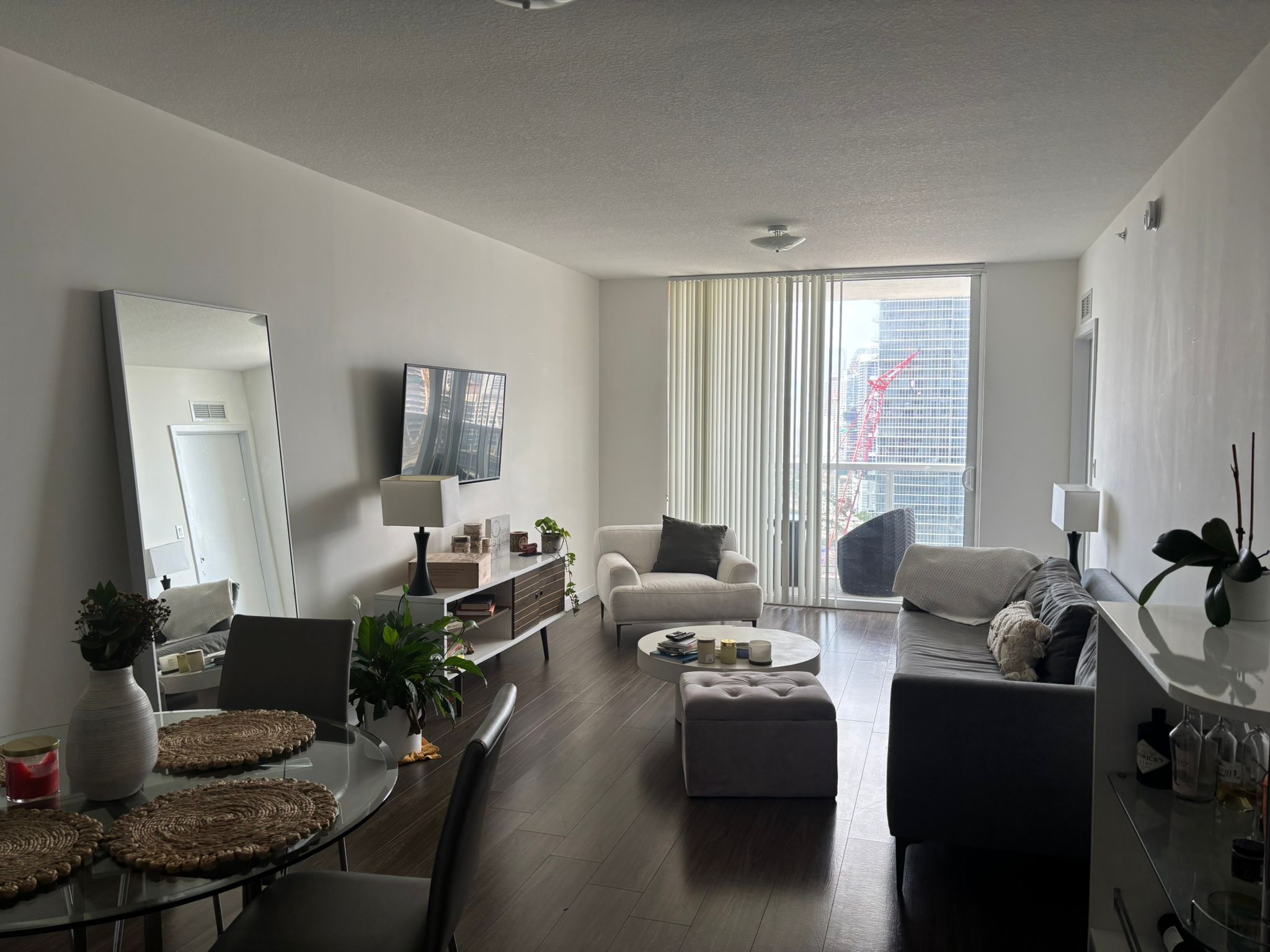 Looking for a roomate in 2 bdr apt - Downtown Miami